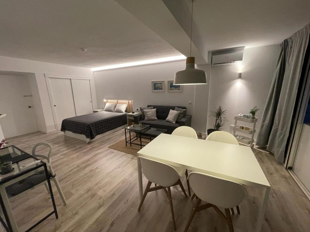 Apartamento C Y L ตอร์เรโมลิโนส ภายนอก รูปภาพ